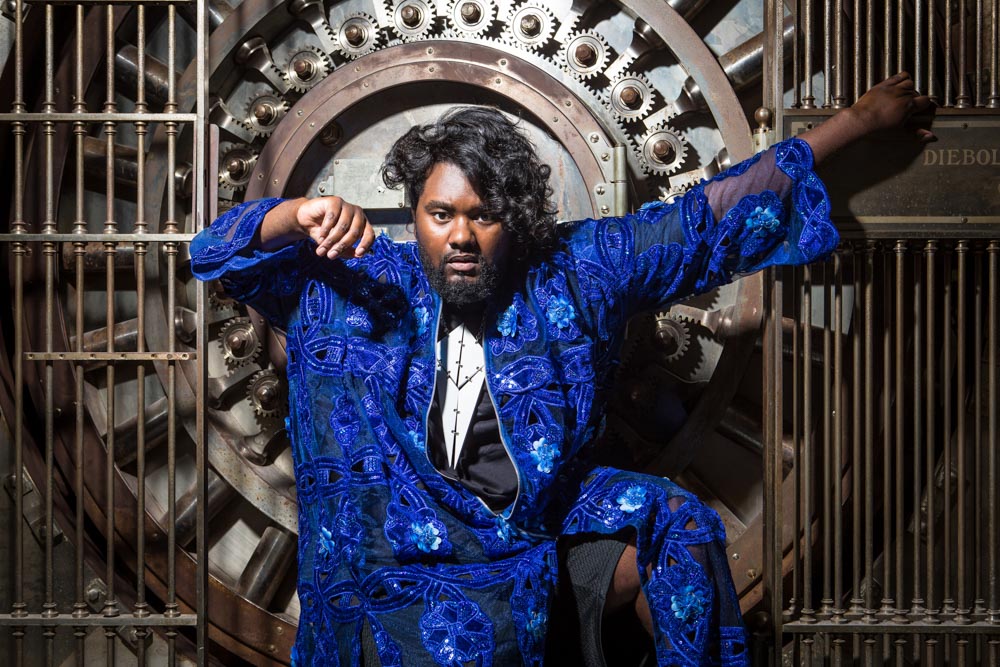 Tunde Olaniran door Jason Shaltz